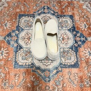 Skechers Cream Textured Slip-On Goga Shoes Women’s Size 11